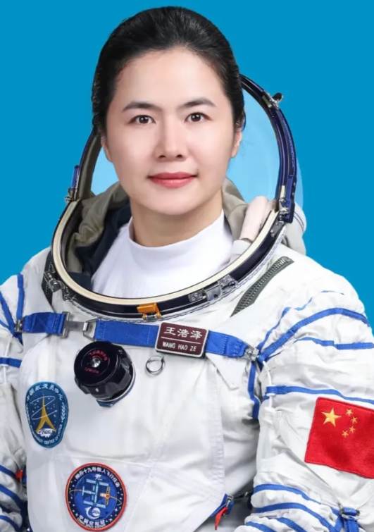 王浩泽是我国首位女航天工程师，她能左右手同时写不同的字，自身条件极为厉害，真正万