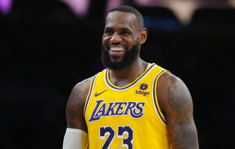 詹姆斯开心极了，湖人113-100战胜国王，球员评分如下！

1、詹姆斯（92分