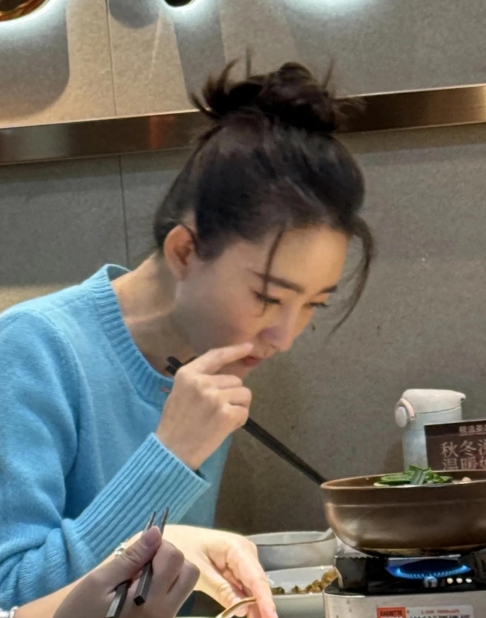 最近有网友爆料，吃饭的时候居然偶遇王丽坤了！当时没加一点美颜滤镜，王丽坤那模样可