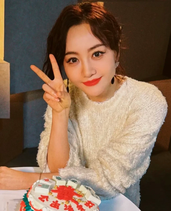 她，要是去参加《浪姐》，必定很出彩！
毕业于上戏的她，要颜值有颜值，要演技有演技