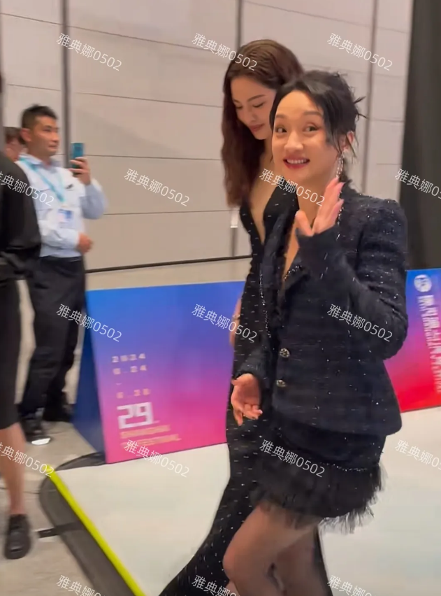 周迅本人真好看，虽然她已经50岁了身高也不占优势，但迎面走来一群人里还是一眼看到