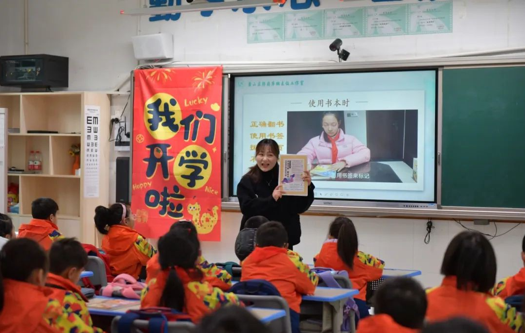 全校倡议“不包书皮”引发家长圈热议