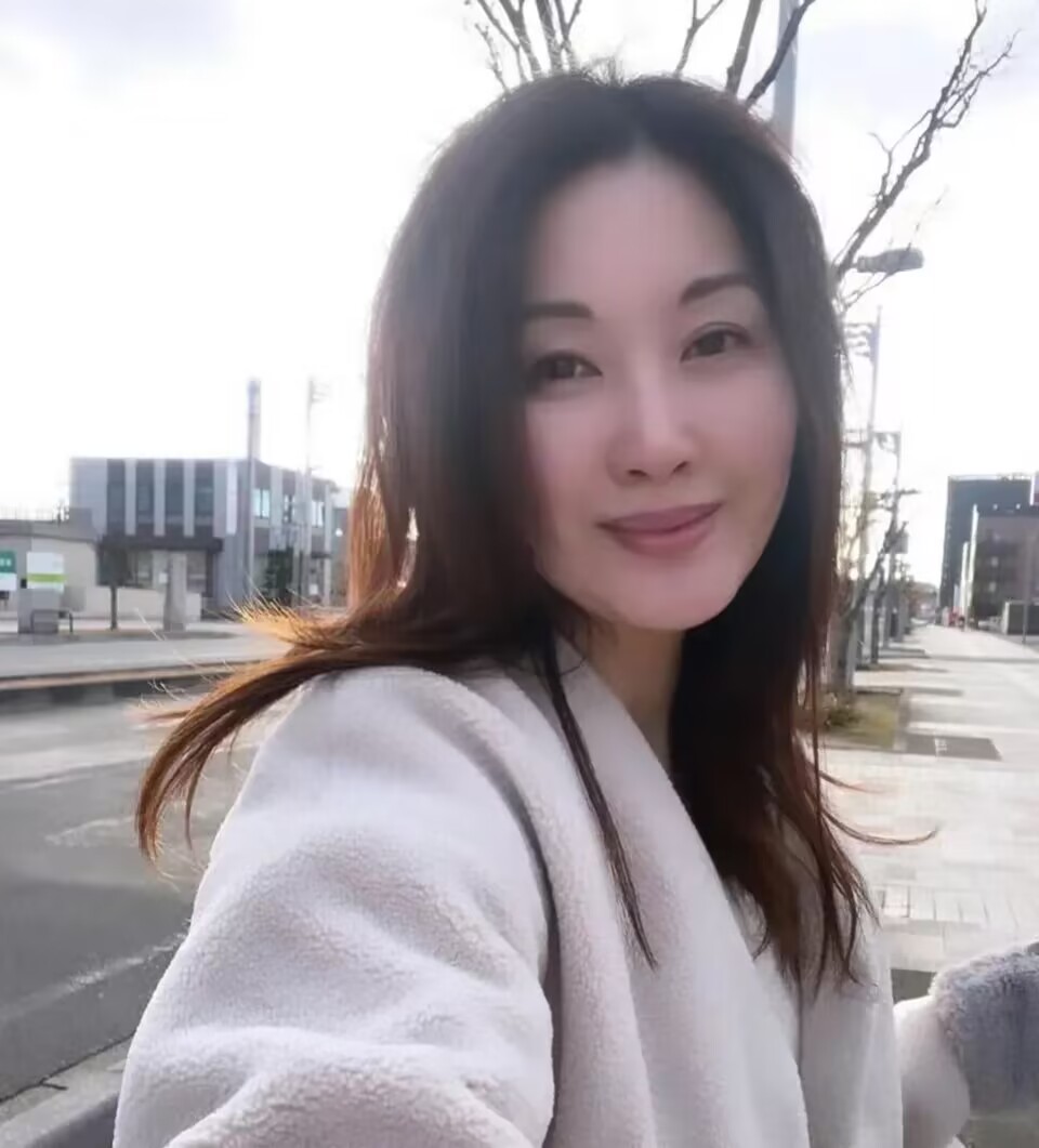 哎呀，我老公真是太厉害了！今年一上班，就被厂里提拔了，成了车间工组长。你知道他说