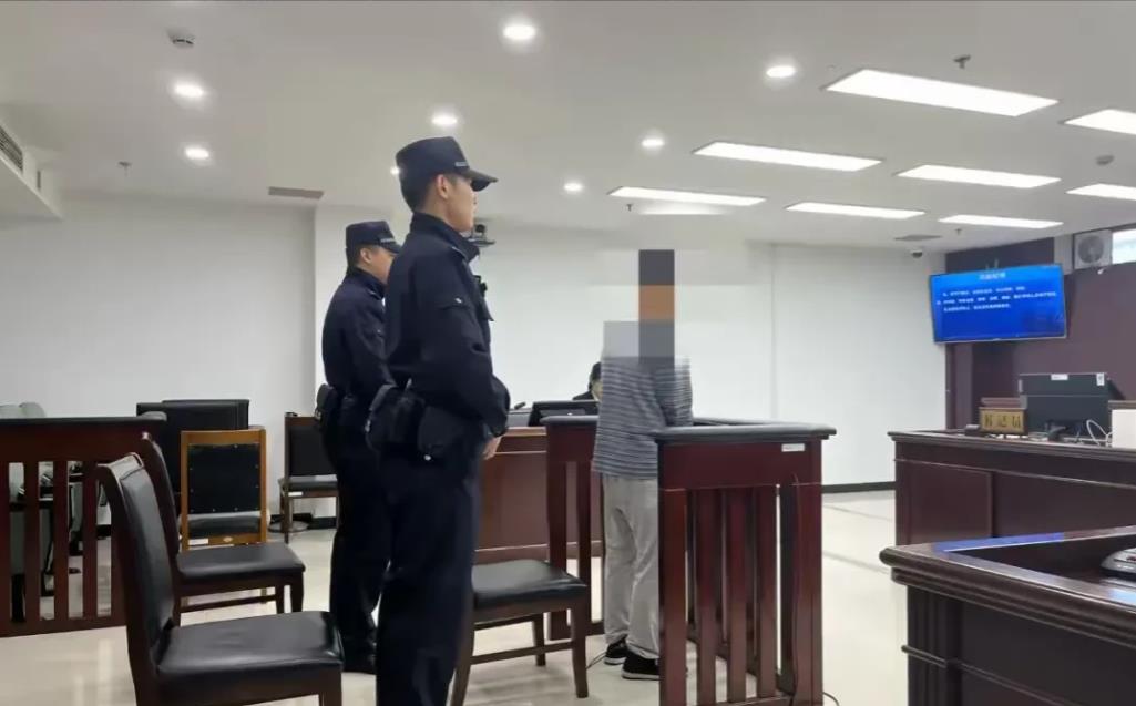 北京，女子在家中发现天花板上的一个窟窿变大了，在好奇心驱使下，女子和男友立刻查看