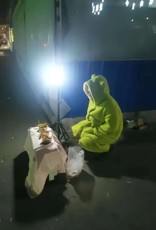 大家好，我摆摊卖麻辣烫，因为我自己会做饭，所以我想摆摊卖麻辣烫试试 一晚上冻了5
