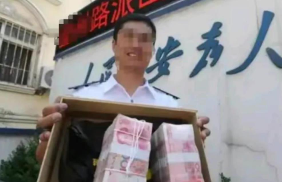 “太无耻！”浙江，男子捡到22万，立刻报警，警察调出监控，很快找到了失主，失主拿