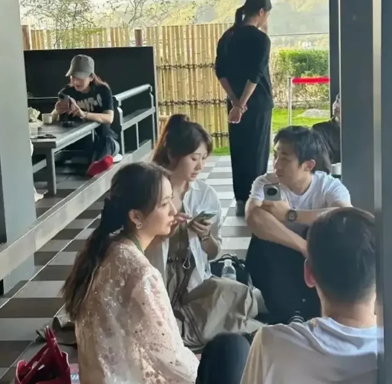 陈思诚和佟丽娅离婚后，他们俩的关系不但没有变得不好，反而是还经常一起旅游，毕竟他