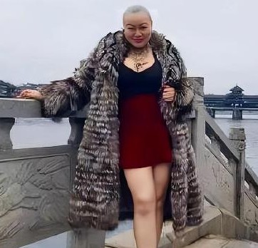 冯萍，凭借一句“谁娶我，我送他一辆宾利”的营销策略，以风驰电掣之势引爆网络，成为