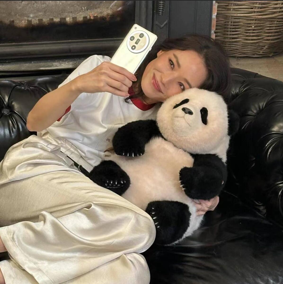 舒淇宅家，书桌上的小秘密引发网友热议