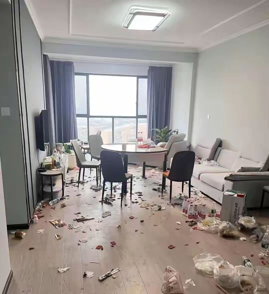乔迁之喜请客吃饭，累了一天不说，吃完饭后看见一地的垃圾，瞬间快乐不起来了，这卫生