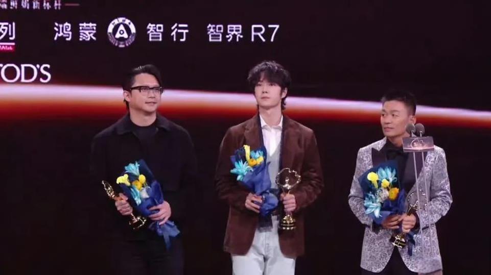 檀健次呢，他是不满意自己位置靠后，所以坐都没坐，直接站着等颁奖，然后走人。
王一
