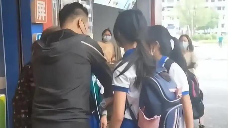 老太太捡到女孩200块钱不肯归还，急的女孩下跪恳求