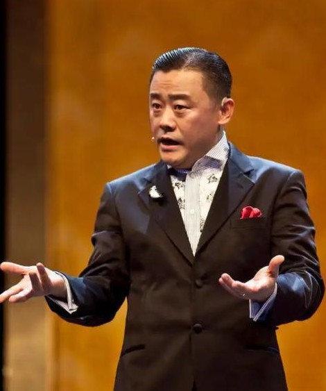 周立波，这位曾经红极一时的喜剧演员，以其独特的“海派清口”风格征服了无数观众。巅