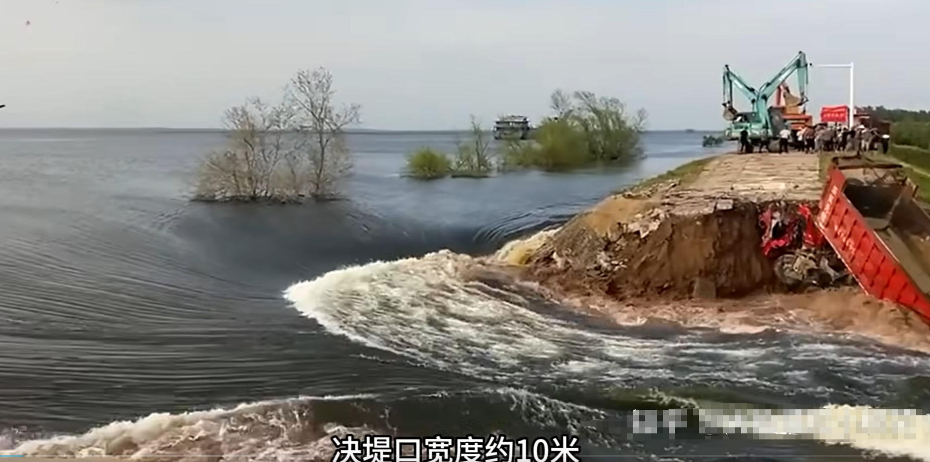 

为什么决堤发展这么快？

从新闻图上看，这个堤坝属于均质粘土坝，坝体主要是用