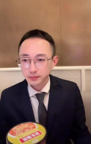汪小菲要是知道，估计也乐呵。
毕竟免费宣传，谁不乐意要。
这主播和汪小菲简直一个