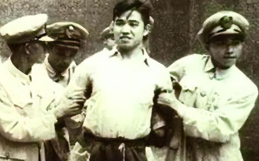 1947年，共产党员陈斌即将被敌人处决，他突然看到人群中有三个熟悉的身影，立马大