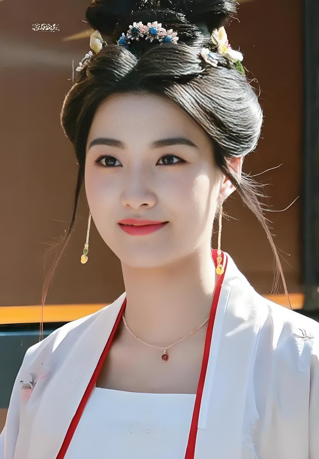卢昱晓新剧自带妆造，古装造型频获好评