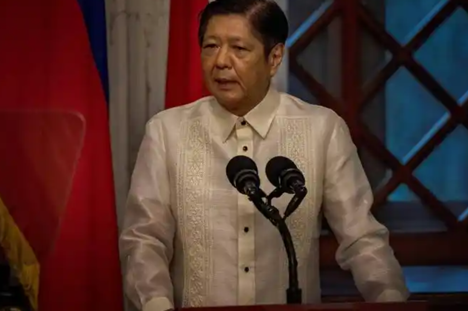 菲飞机侵闯黄岩岛12海里，美航母重返南海！