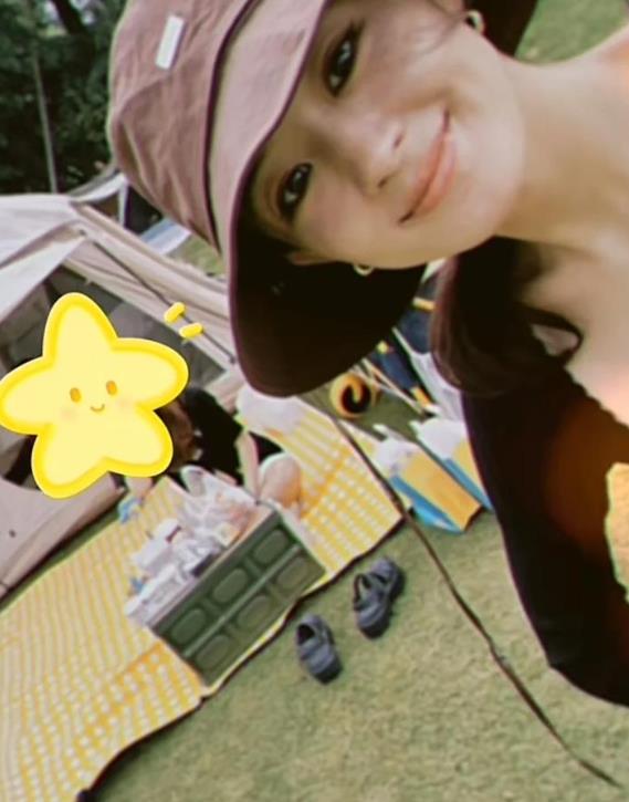 赵丽颖从龙套一路拼搏成一线女星，演艺成就斐然。近日，有网友拍到她带儿子露营。当天