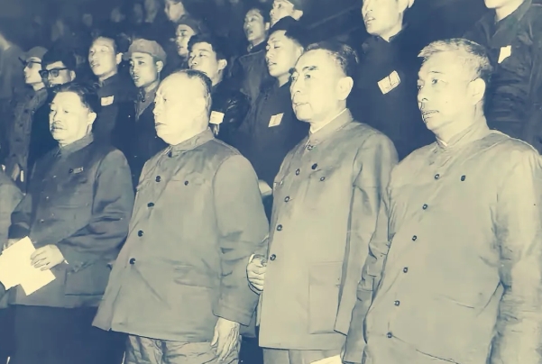 80年代以来，使用率很高的一张照片，拍摄于1966年。左边两位是元帅。

右二是