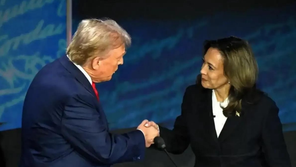 形势骤然变化，哈里斯或许会重走希拉里的老路！

美国政坛的聚光灯下，权力更迭的戏