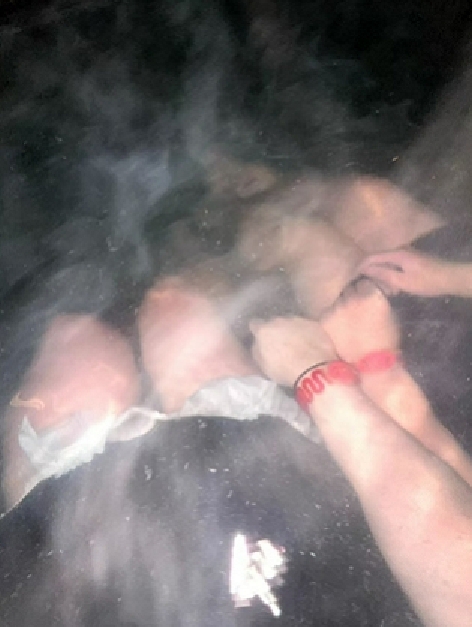 女子泡温泉时拍照发现水中全是泥垢：回家就爆痘了