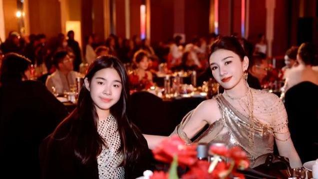 黄奕女儿太早熟！礼服“裹”身凸显好身材，又蹦又跳腿比妈妈还长