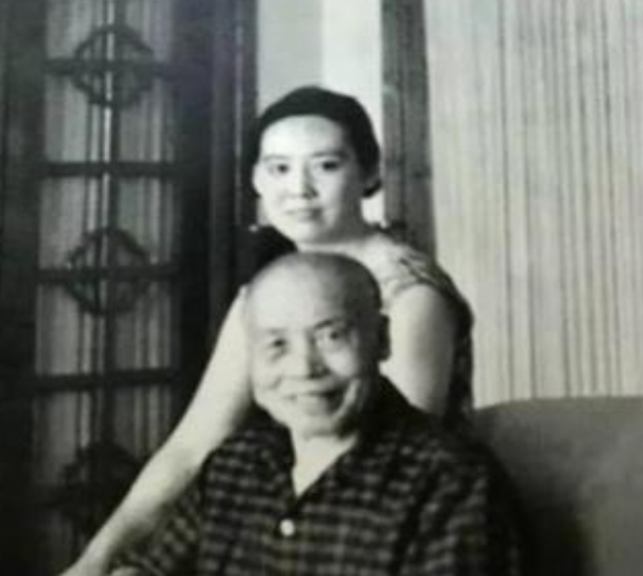 自从妻子郭德洁离开之后，李宗仁一度有些孤单。这期间，也有很多女人写信给他，表示愿