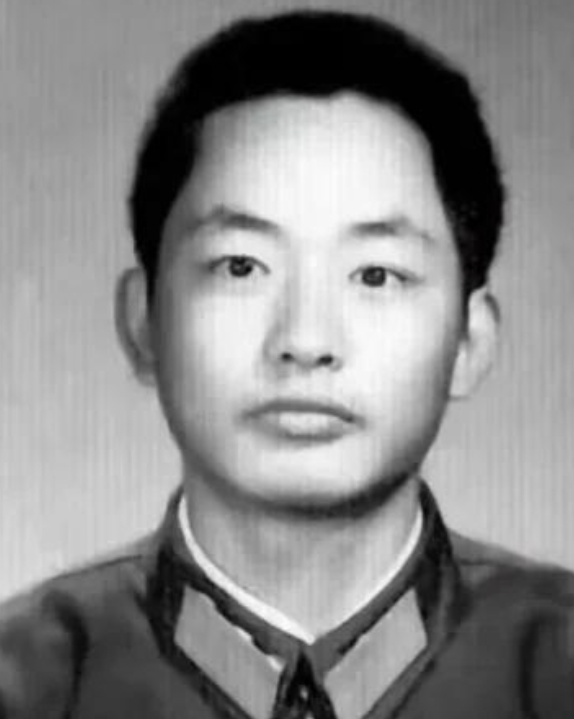 1984年，我军一名排长在巡逻时，碰见三名解放军战士，刚打完招呼，他就感觉有些蹊