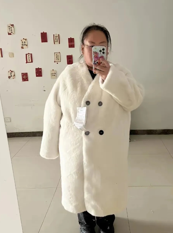 心心念念好久的大衣，今天终于到货啦！我满心欢喜地试穿，本以为会惊艳全场，结果老公