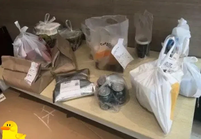 楼下小情侣的日子，真把我看傻眼了！
 
家人们，我必须得跟你们唠唠楼下住的那对小