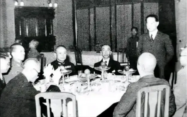 1944年8月，“汉奸”郭绍绪正在与日军高层在酒楼里喝酒。突然，“呯呯呯”几声枪