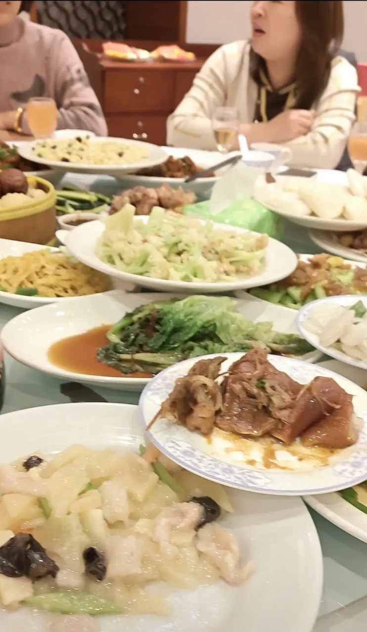 大家发现了没，春节后走亲戚，喝酒的人寥寥无几了，一大桌菜，一桌十多人，喝酒的也就