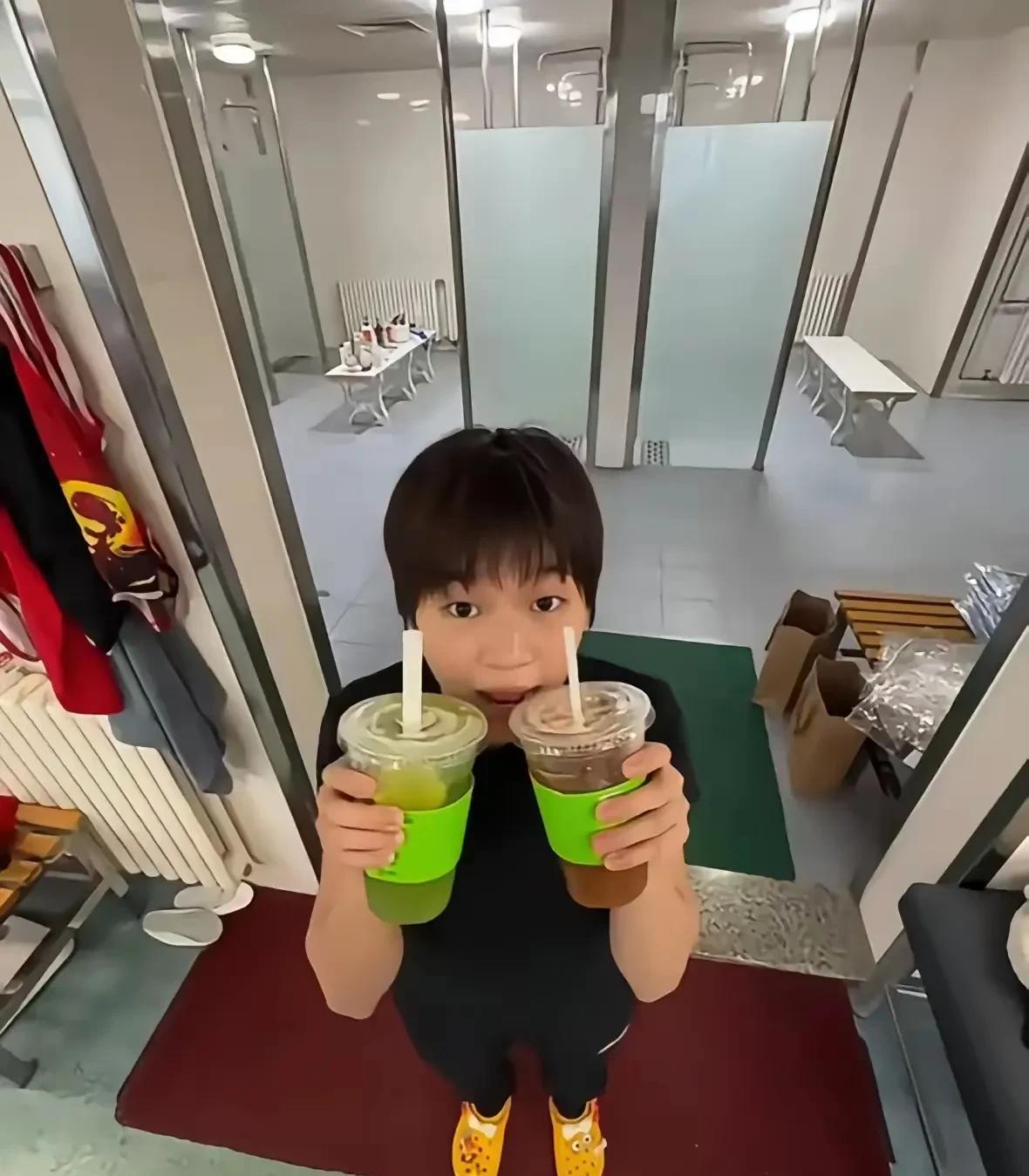 看婵宝得瑟的
还左一杯右一杯呢
不怕刚掉的肉肉弹回来
就趁师父陈若琳不在赶