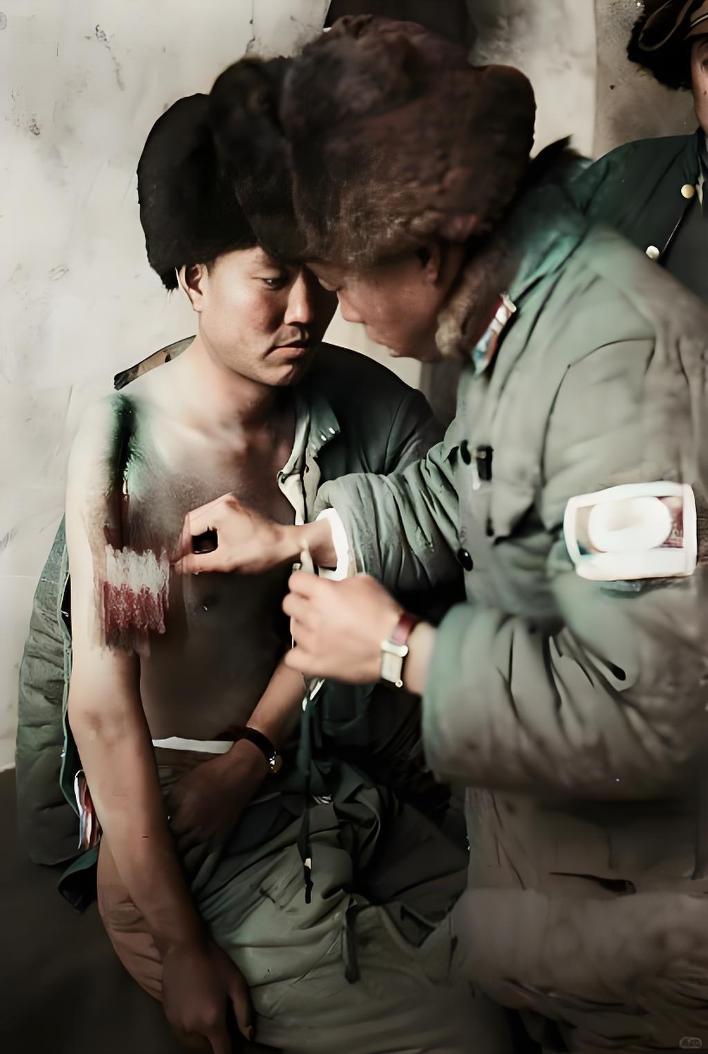 1936年冬，绥远抗战前线，一名年轻的女护士，正在给受伤的士兵处理伤口