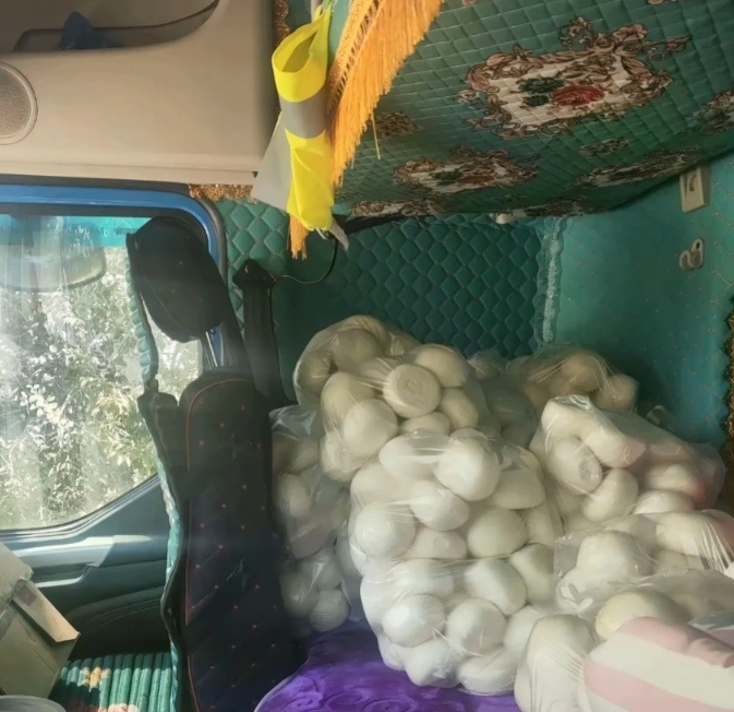 馒头车不是拉馒头的车，而是指运费已经变成了馒头价的车。
现在很多司机为了抢活，本