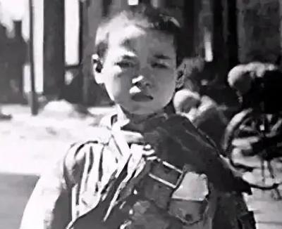 1935年，马家军要枪毙一个12岁的红军，到了刑场时，小红军却说：“你们用大刀砍