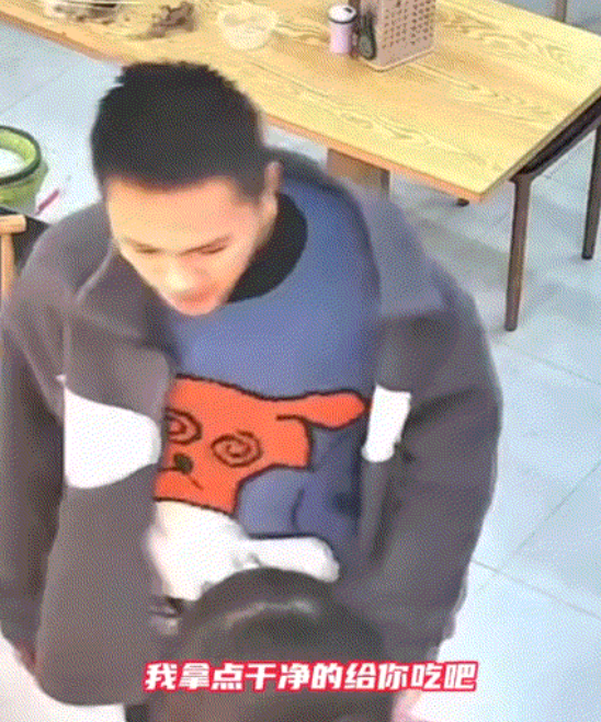 广州，一男孩到饭店捡别人的剩饭吃，这老板娘看到后便主动给男孩盛喜欢的饭菜，本是老