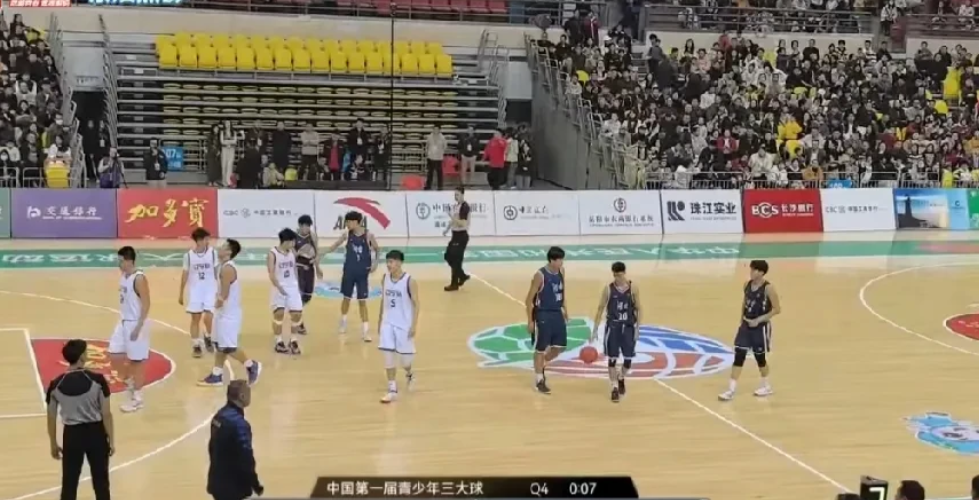 辽宁三队在“三大球运动会”中63:97输给了湖南队，无缘进军8强战！
年龄小确实