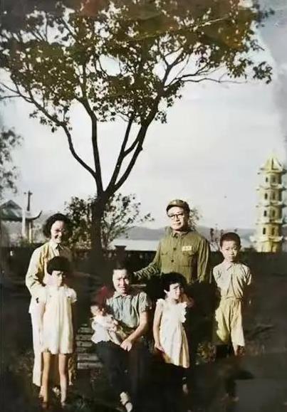 我军公认的军神，刘伯承元帅的全家福，他1892年出生于四川省开县，1916年在战