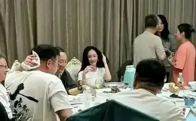 原来女明星陪大佬吃饭都是素颜啊！