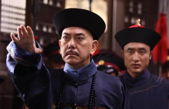 1695年，清朝大官尹泰强行占有了家里的丫鬟。丫鬟有了身孕后，尹泰却厌恶她，生了