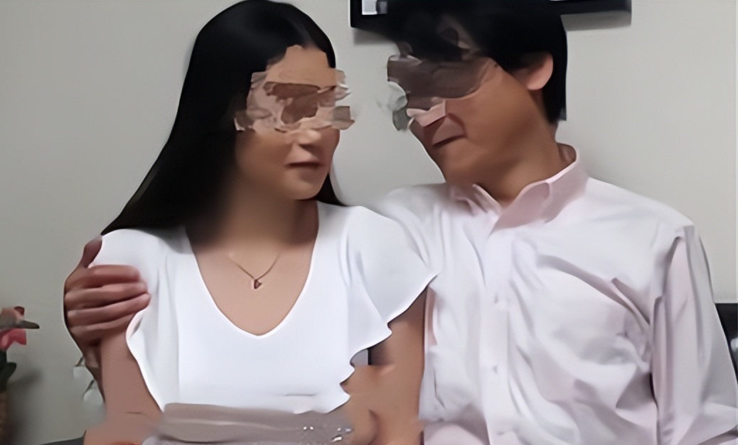 山东滨州，一男子怀疑妻子与他人有染，便骑着摩托车把妻子带到偏僻处，说要跟她借一样