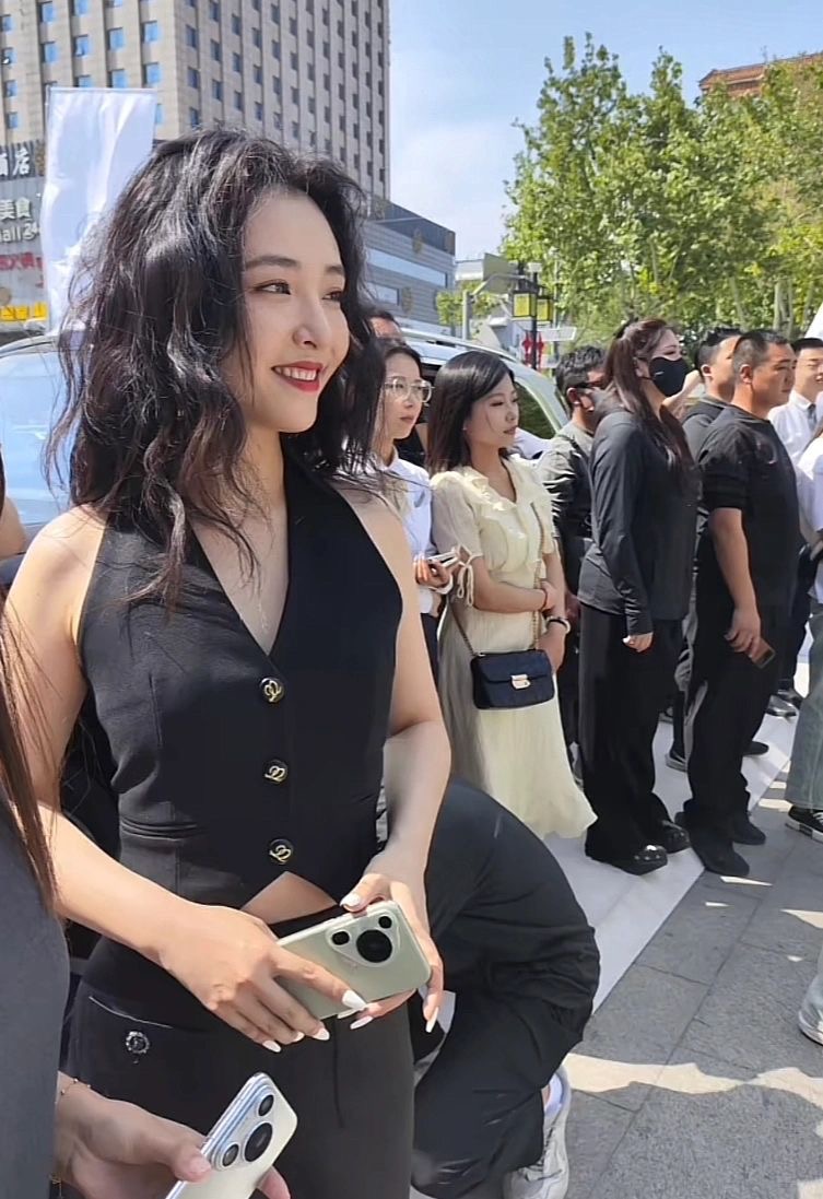 妈呀！快看我拍到谁了！
她离婚以后不但没受啥影响，反而状态越来越好，越来越年轻了