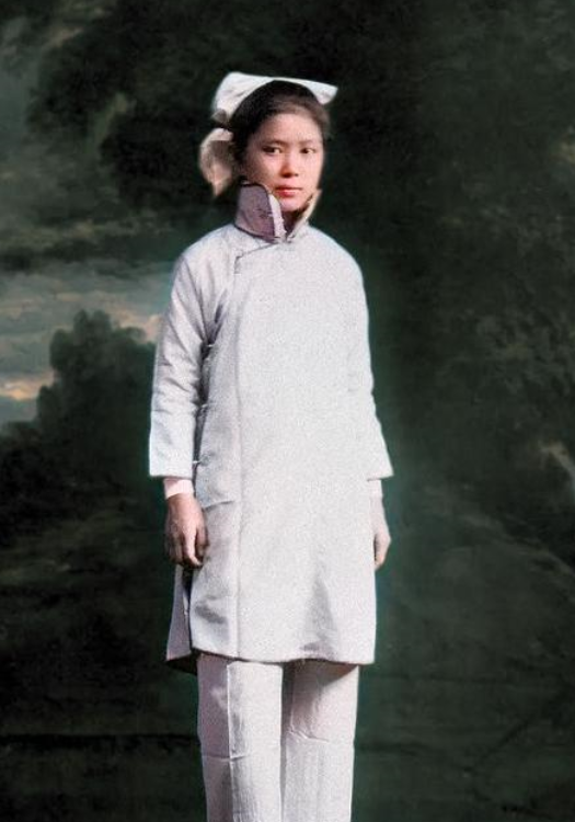 她是孙中山的第一任妻子，年轻时的容貌不输当红明星，17岁便与孙中山结婚，离婚之后