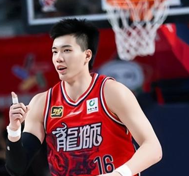 广州男篮球员焦泊乔大概率赛季报销，篮球记者宋翔透露了焦泊乔的伤势，焦泊乔确定为一