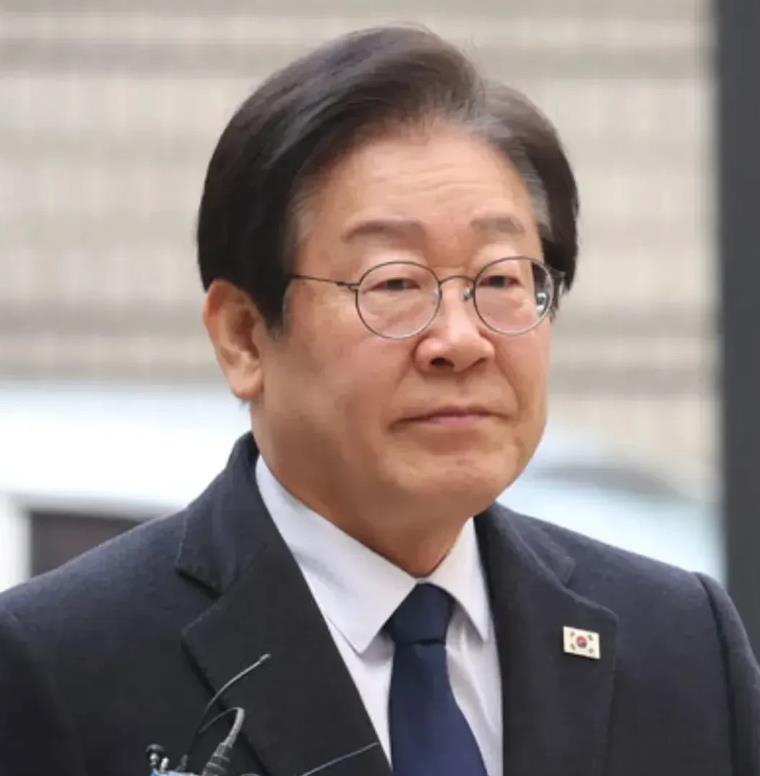 不装了，摊牌了！

虽然尹锡悦被逮捕了，李在明日子也不好过，李在明身上还背着一个