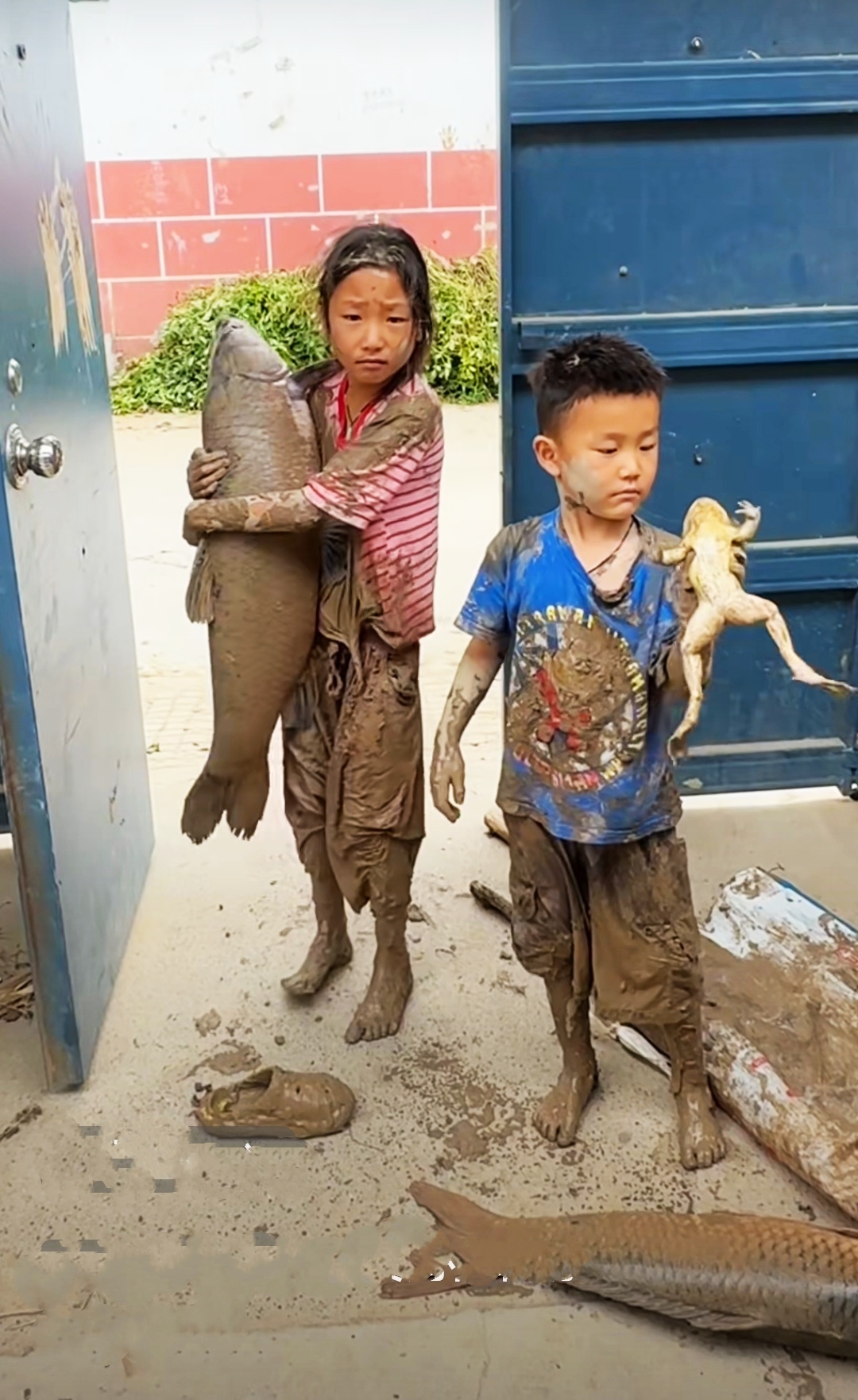 惭愧！钓一天还不如这两孩子！