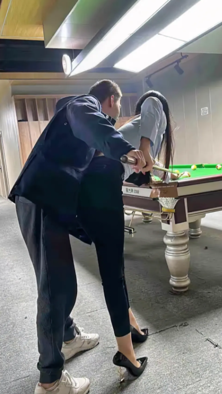 台球厅教练指导引热议，
那球杵进去了吗？
为什么好好的一个姑娘，
喜欢打台球，
