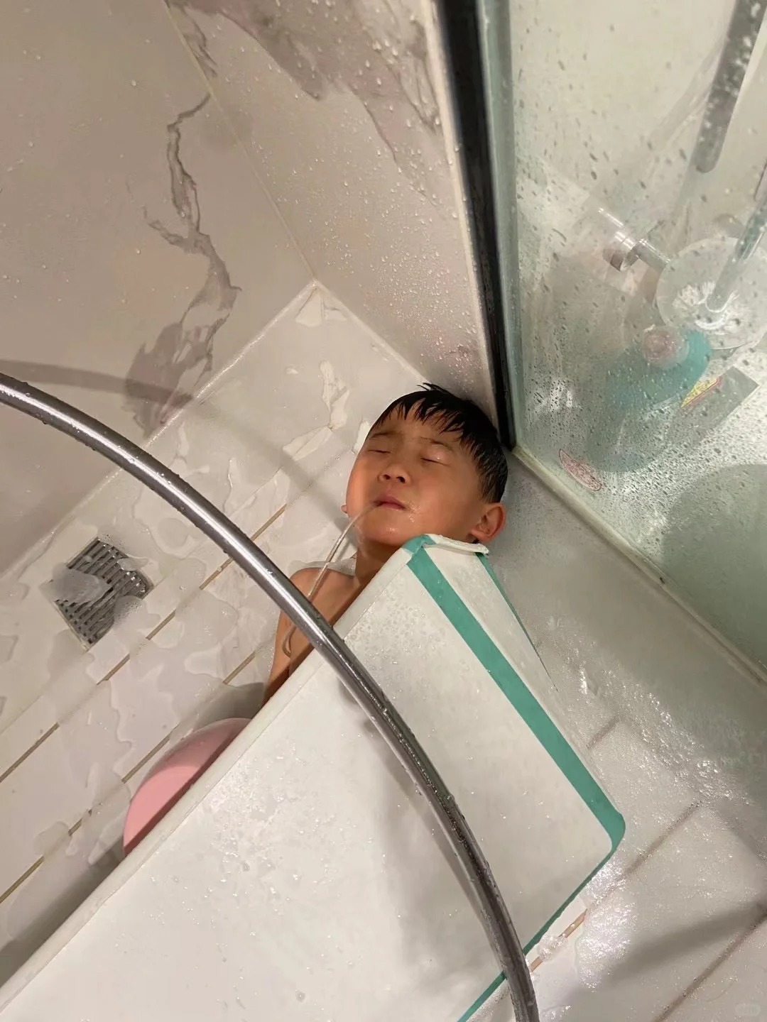 《哥哥洗澡睡着了》